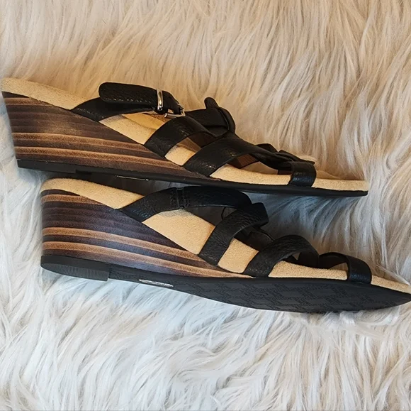 Vionic Black Leather Sandals, Size 6 - Picture 8 of 14
